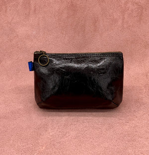 Soft leather purse in shiny black.