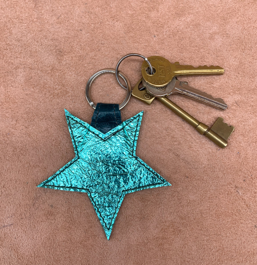 Leather star kering in electric turquoise.