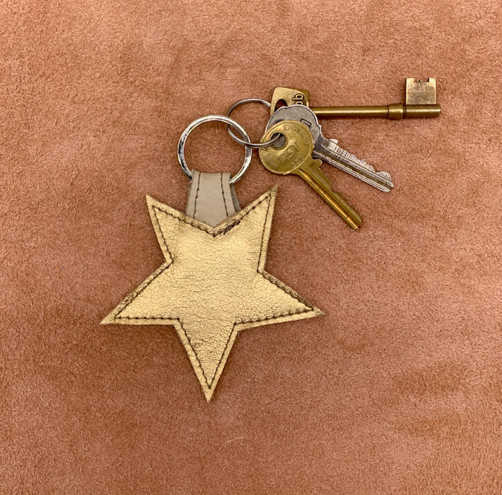 Leather star kering in gold.
