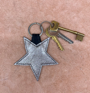 Leather star kering in pewter.